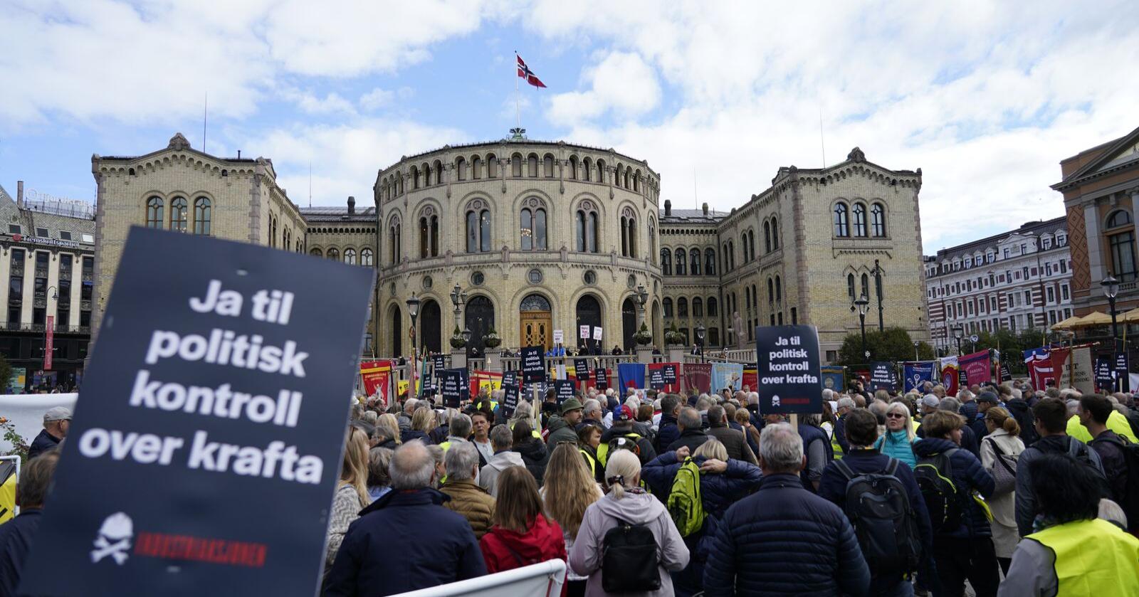 Industriaksjonen demonstrerte foran Stortinget mandag mens politikerne inne i salen slåss om å vise handlekraft i møtet med høye strømpriser og kraftkrise. Foto: Gorm Kallestad / NTB