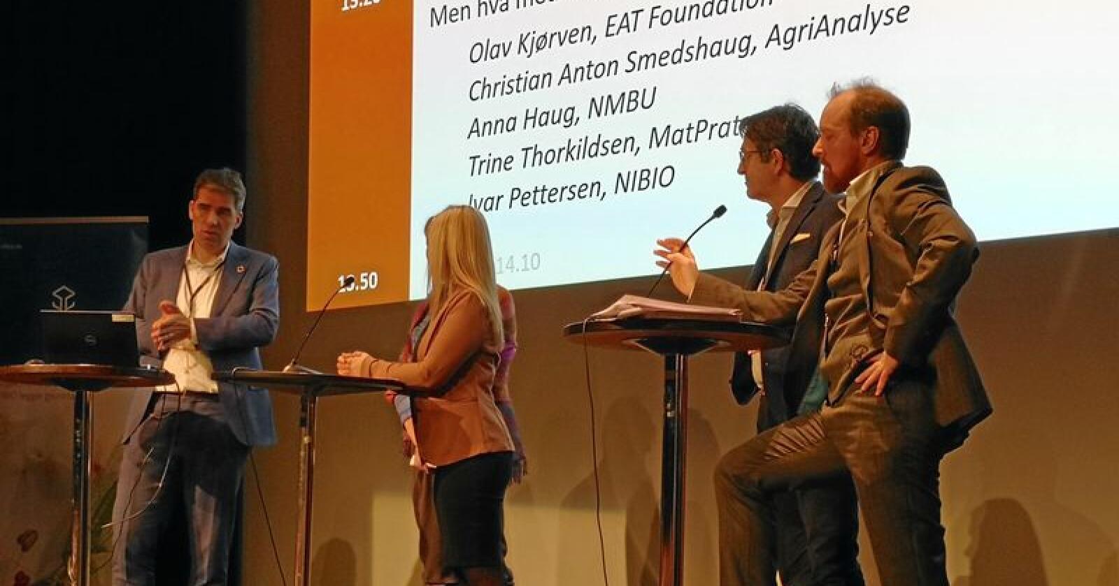 Fra venstre: Olav Kjørven (EAT Foundation), Anna Haug (NMBU), Trine Thorkildsen (MatPrat), Ivar Pettersen (Nibio) og Christian Anton Smedshaug (Agri analyse)