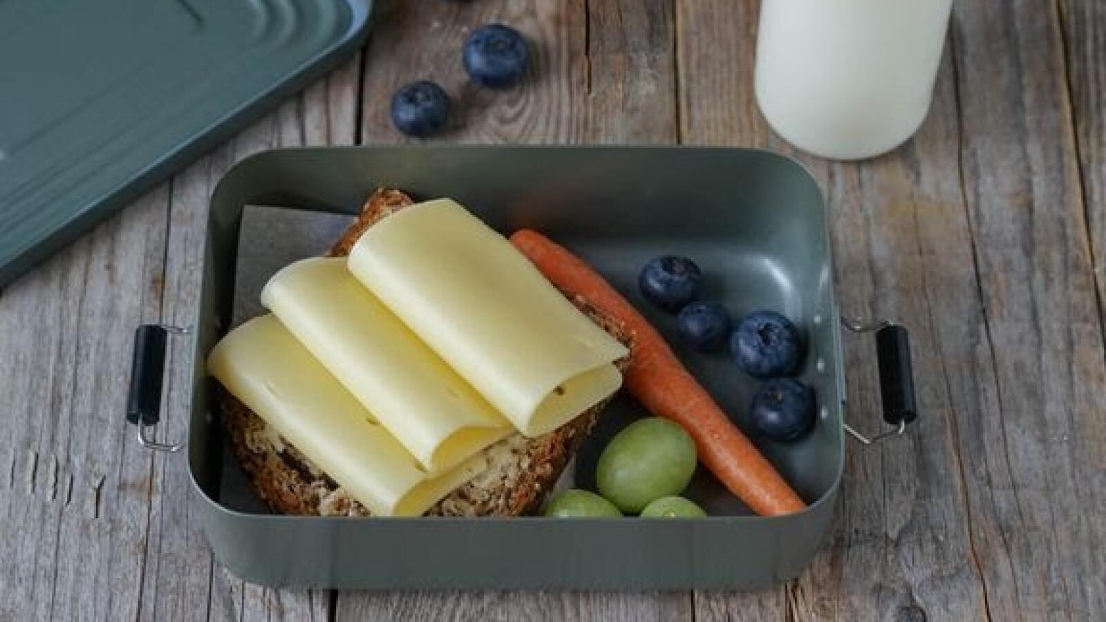 8/10: More than 8 out of 10 students in high school take a packed lunch at least three days a week, and a typical packed lunch consists of whole grain bread with yellow cheese.  Photo: Melk.no