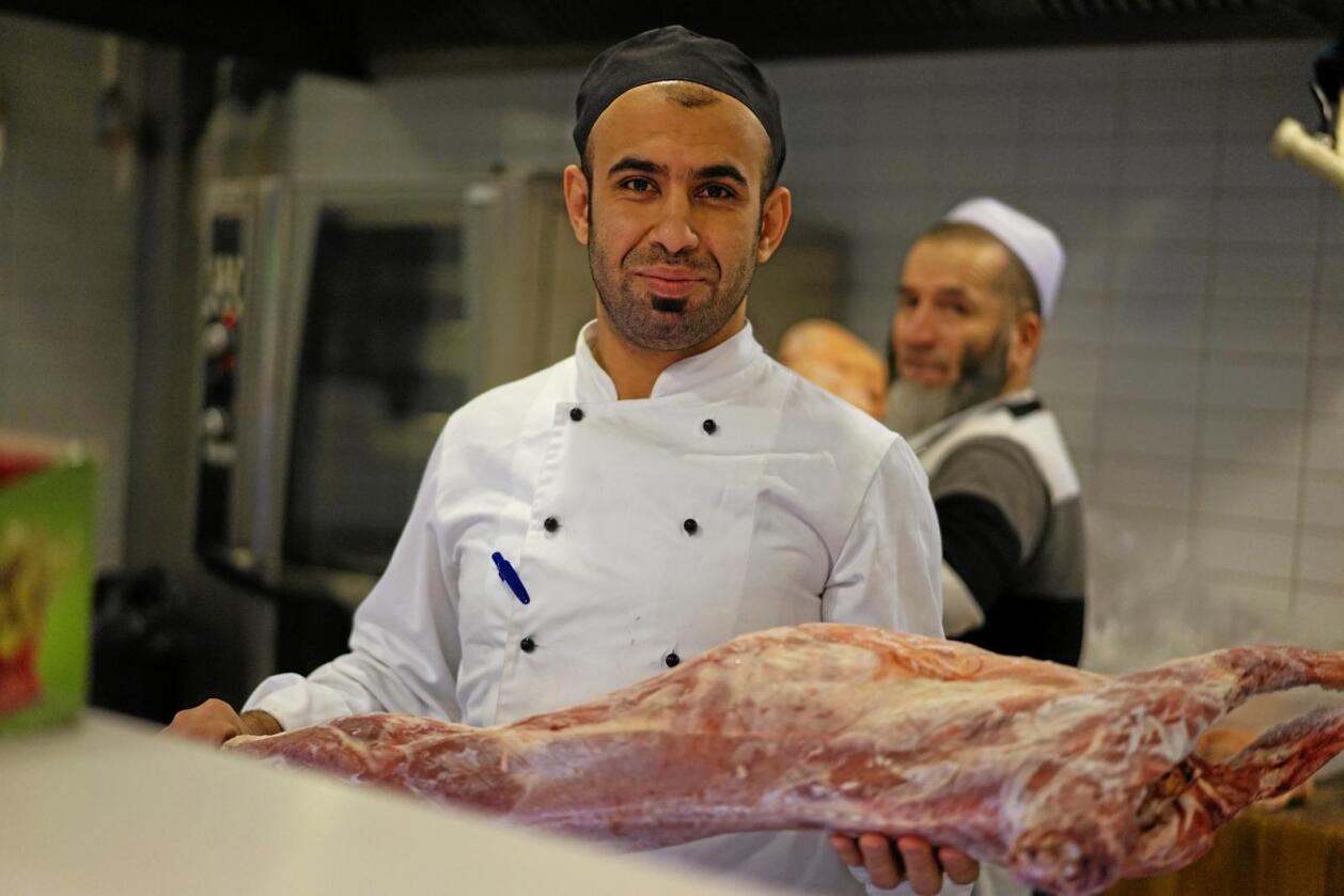– Kjekjøtt er kjøtt i verdensklasse, sier daglig leder i slakterbutikken «Delikat’n» på Grønland i Oslo, Mohamed Yousef. Foto: Benjamin Hernes Vogl