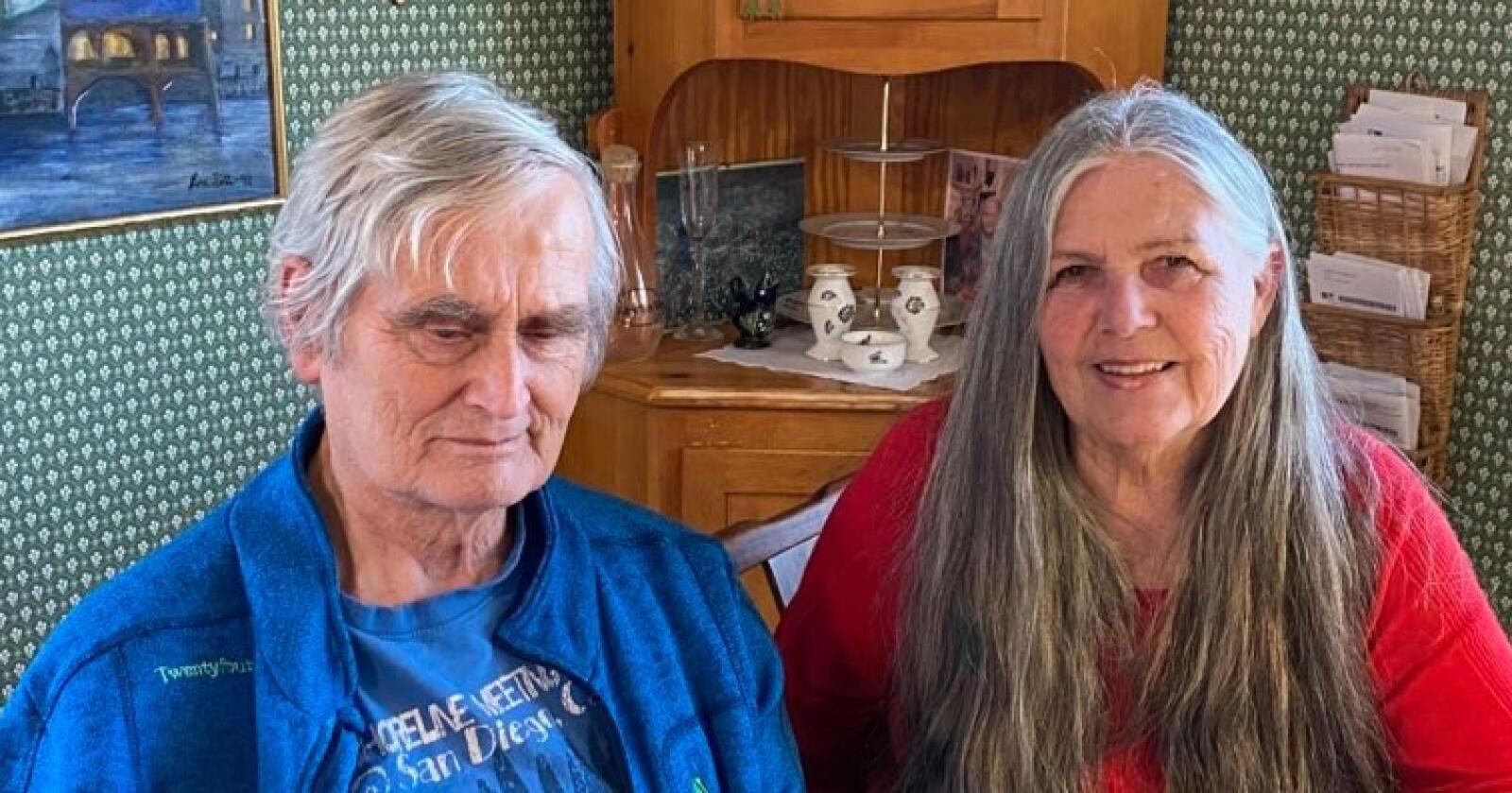 Mari-Ann (76) og Fredrik (81) Refsaas opplever digitalt utenforskap. Foto: Lars Einar Karlsen