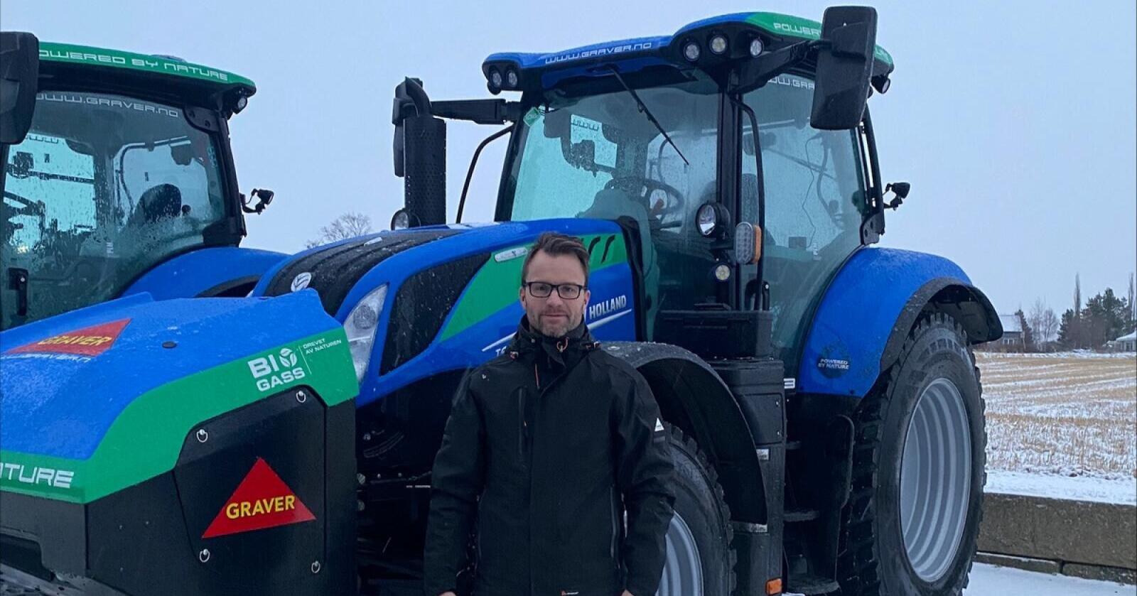 Svein Tore Sæther har gått til innkjøp av fire Biogassdrevne traktorer fra New Holland. Blant annet for å bidra med vintervedlikehold i Trondheim fremover. Foto: privat