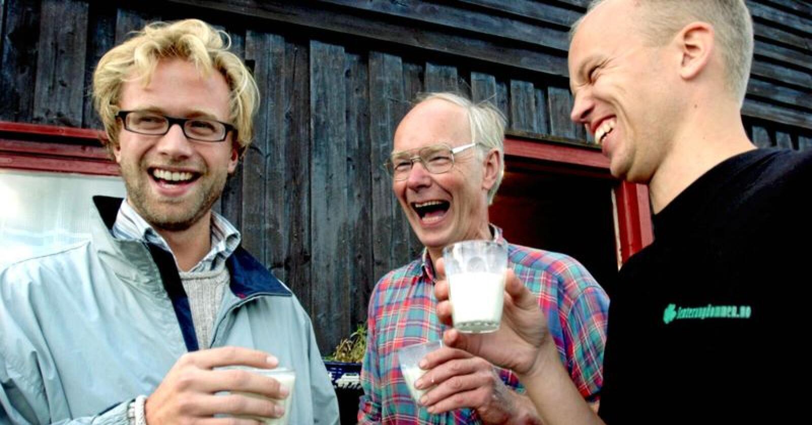 Borgerlige? Høyres Nikolai E. Astrup drikker melk med Trygve Slagsvold Vedum på setra til Per Olaf Lundteigen (begge Sp). Foto: Mariann Tvete
