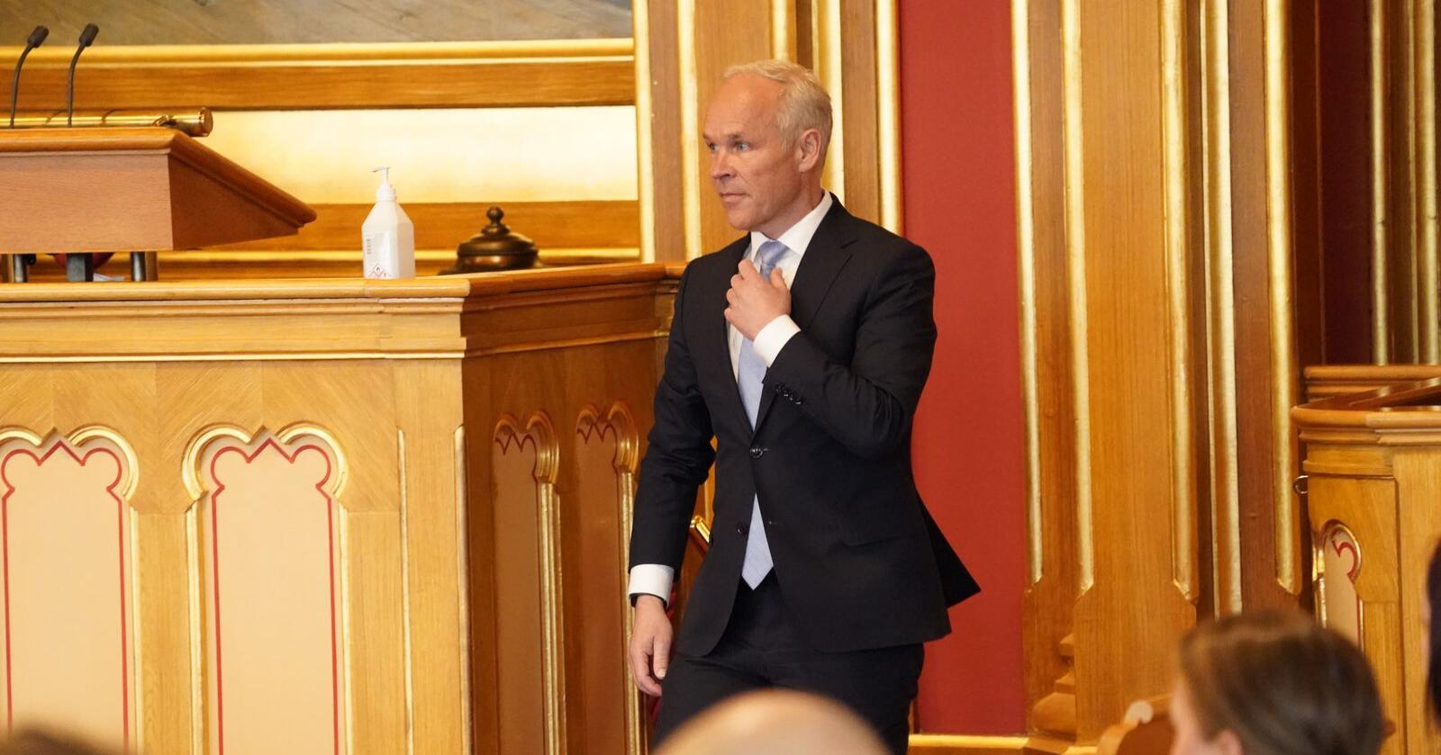 Finansminister Jan Tore Sanner legger fram revidert nasjonalbudsjett i Stortinget. Foto: Lise Åserud / NTB scanpix