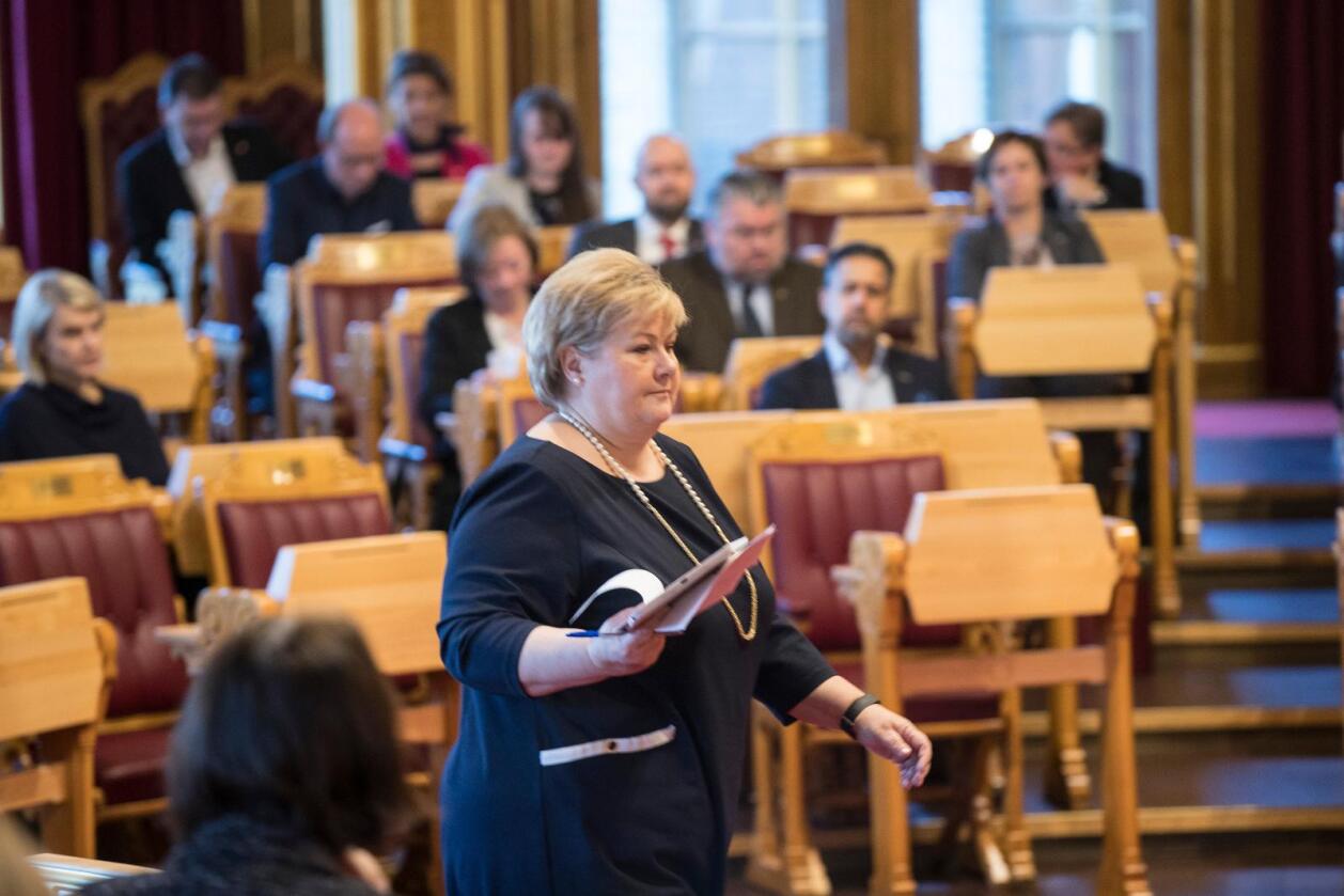Statsminister Erna Solberg (H) på vei til Stortingets talerstol i spørretimen. Foto: NTB scanpix