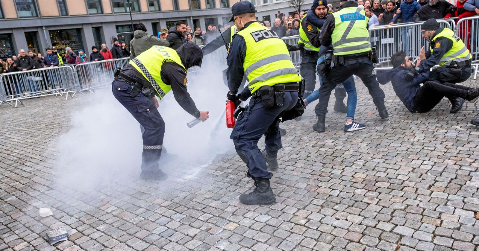 Politiet valgte å slukke da en Koran ble påtent under en demonstrasjon i Kristiansand. Foto: Tor Erik Schrøder / NTB scanpix