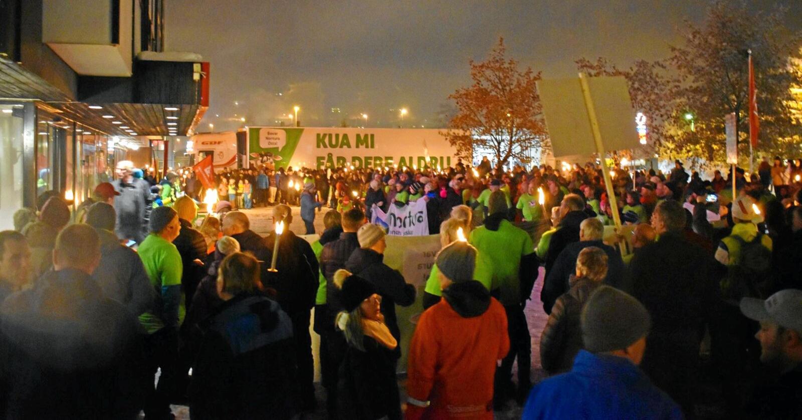 Demonstrasjon: Fleire hundre demonstrantar møtte tysdag kveld opp for å demonstrere mot nedlegging av Nortura sitt anlegg på Otta. Foto: Bård Bårdløkken