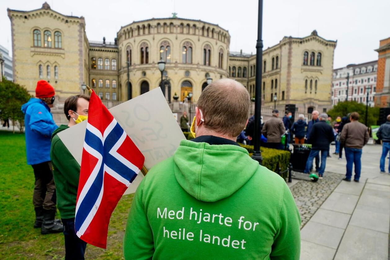 Demonstrerte: Bønder demonstrerte utenfor Stortinget i forbindelse med vårens jordbruksoppgjør. Foto: Terje Pedersen / NTB
