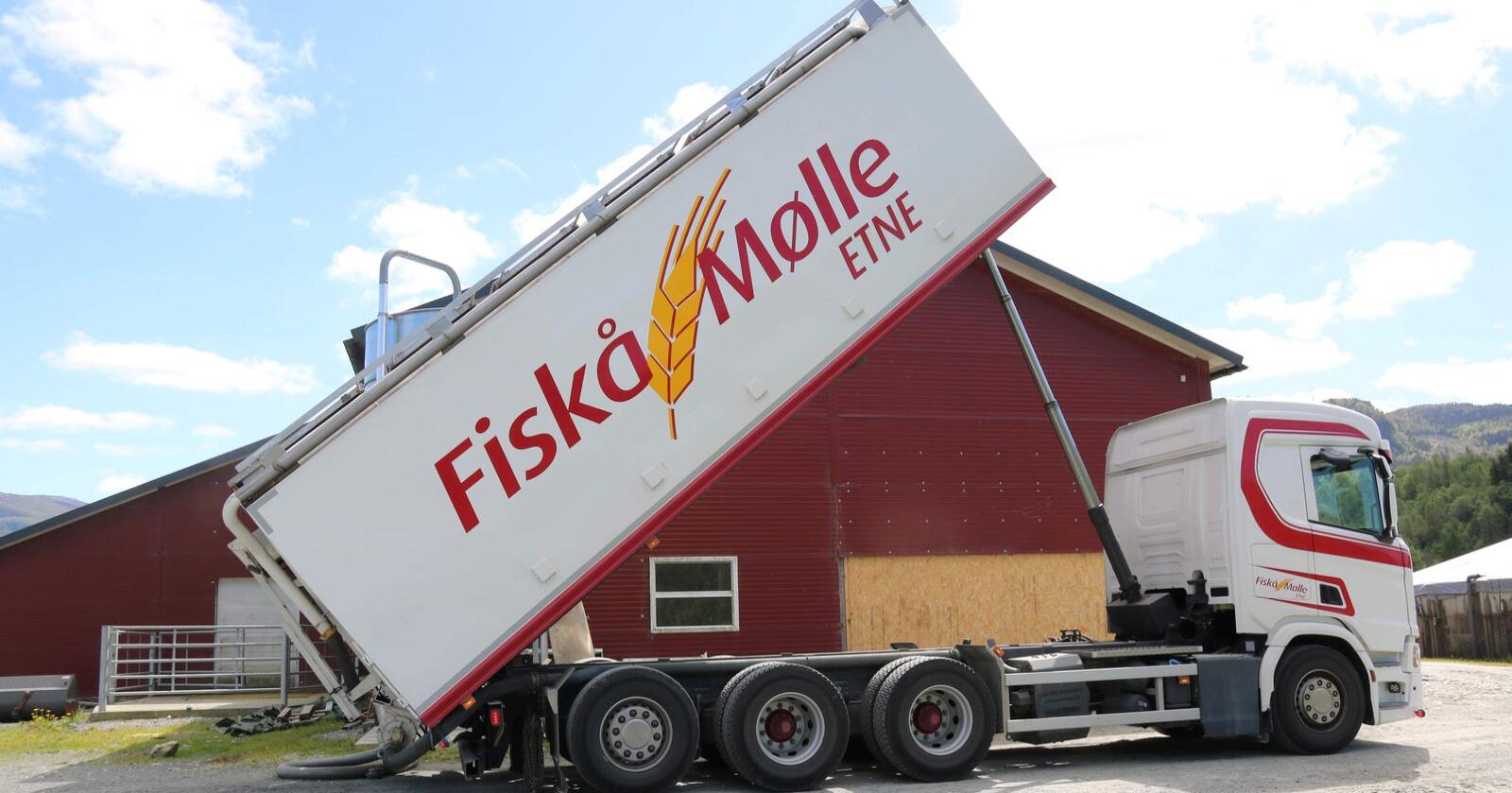 BYGGER: Fiskå Mølle har kjøpt tomteareal i Trøndelag. Her er en kraftfôrbil på tur i Etne i Vestland. Foto: Dag Idar Jøsang