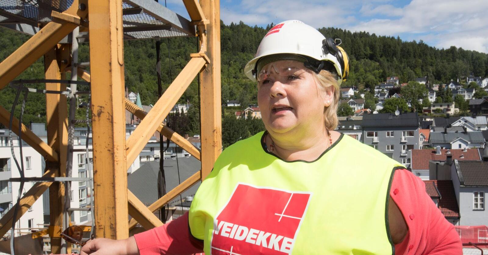 Statsminister Erna Solberg på en byggeplass i Drammen under forrige stortingsvalgkamp. Kommunene taper kun 1/5 utbyggingskrangler hos Solbergs kommunaldepartement. Foto: Terje Bendiksby / NTB