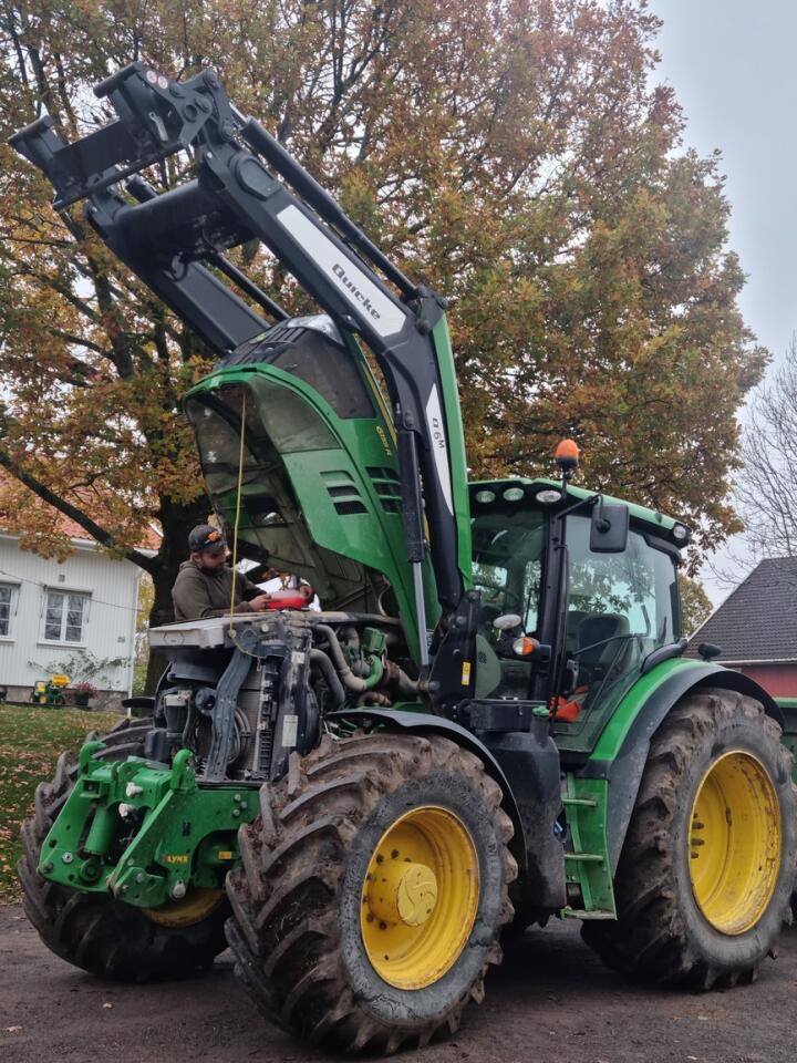 SERVICE: En gjennomgang av traktor og redskap er ei billig forsikring mot kuldegradenes herjinger. Foto: Ingeborg Reggestad.