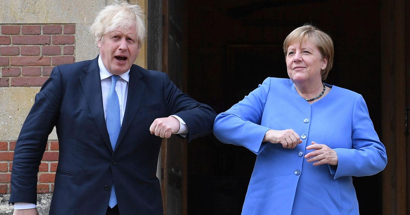 Boris Johnson og Angela Merkel hilste på koronavennlig vis med albuene da de møttes fredag. Foto: Stefan Rousseau / Pool Photo via AP / NTB