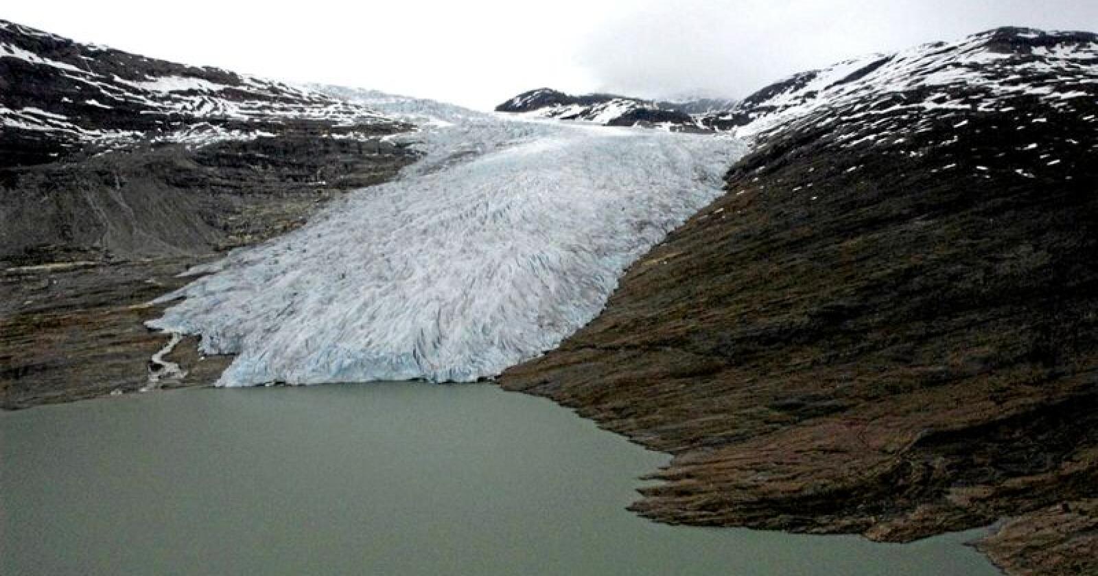 Selskapet Svaice vil hente ut is fra Norges nest største isbre, Svartisen i Nordland, for å lage isbiter som skal selges til restauranter verden over. Bildet er fra 2009. Foto: 330-Skvadronen / Forsvaret / NTB scanpix