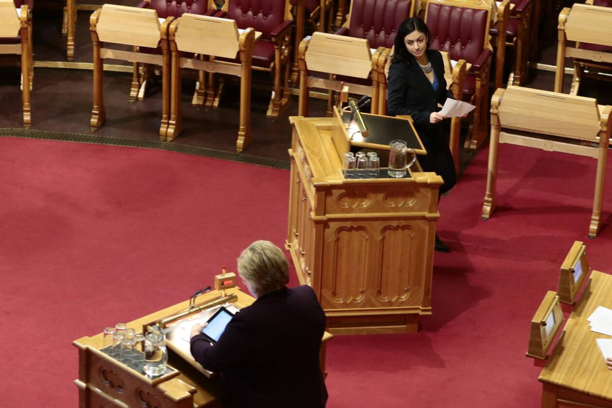 Hadia Tajik, her sammen med statsminister Erna Solberg i Stortinget i forrige måned, mener Ap må fornyes. Foto: Håkon Mosvold Larsen / NTB scanpix