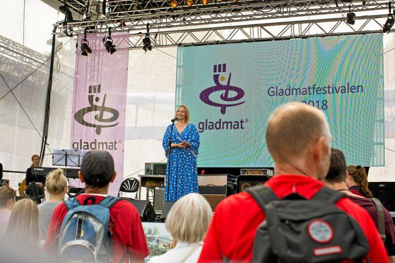 Gladmatsjef Maren Skjelde med åpningstale der hun takket alle som bidrar og som har bidratt til å få festivalen der den er i dag. Foto: Solfrid Sande