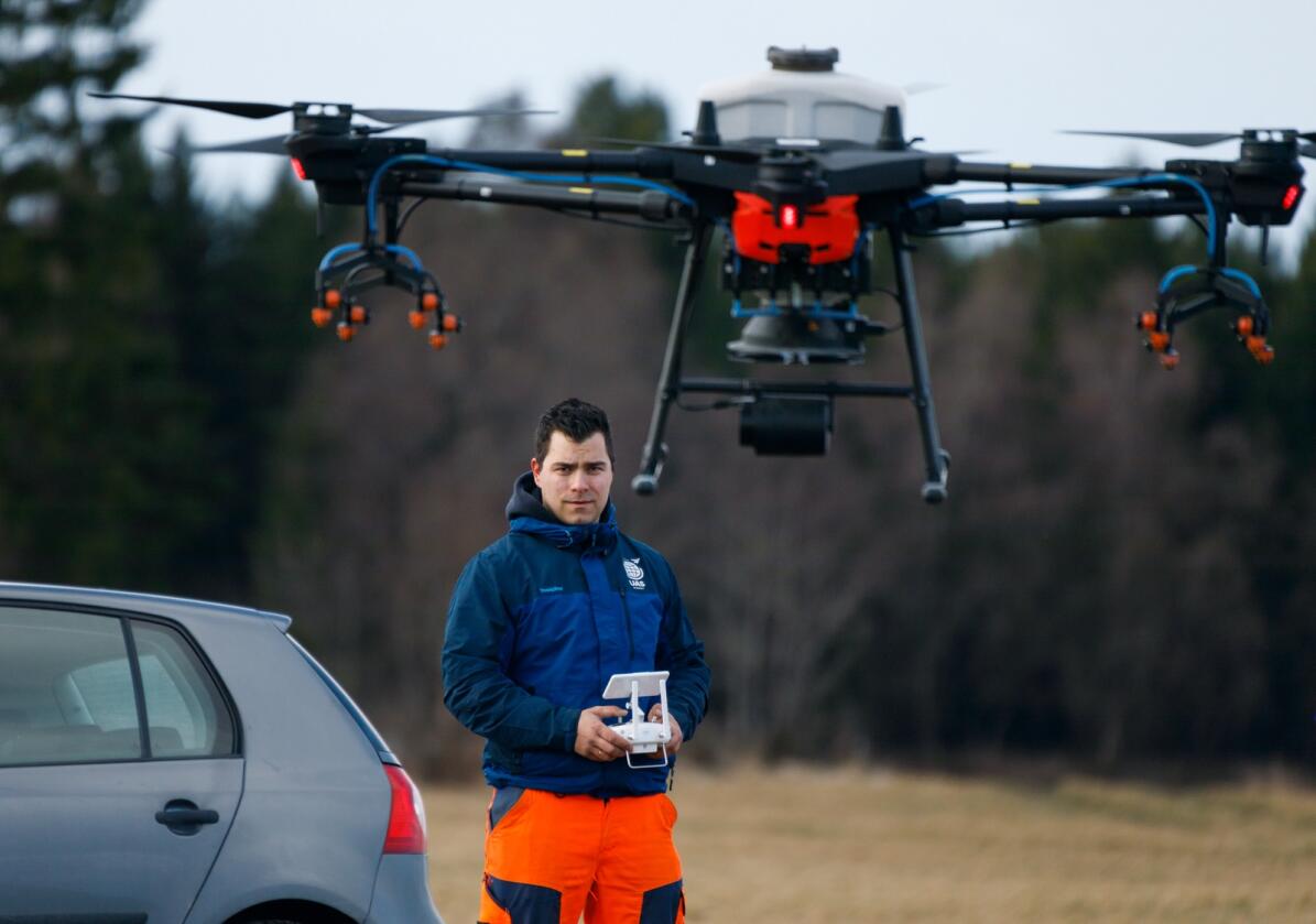FRAMTIDA: Her styrer Atilla Haugen i Biodrone AS en drone som har en beholder med grasfrø. Foto: Thomas Jergel