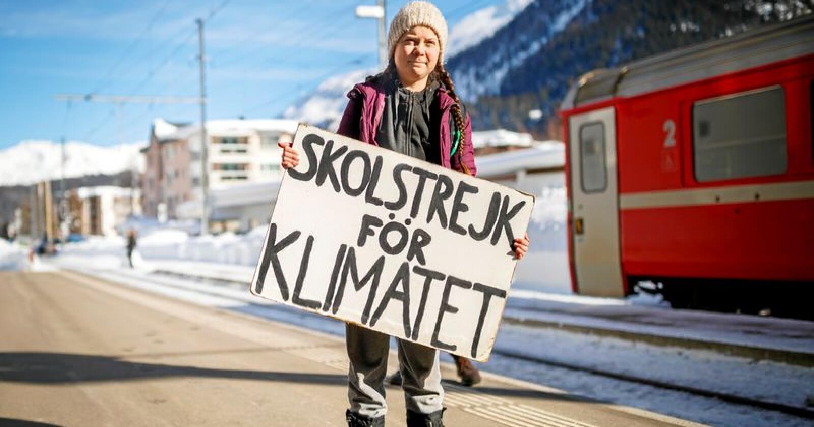 Tok toget: Den 16-år gamle svenske klimaaktivisten Greta Thunberg tok toget til World Economic Forum i Davos. Møtet har i år sett privatfly-rekord. Foto: Valentin Flauraud/Keystone / AP / NTB scanpix