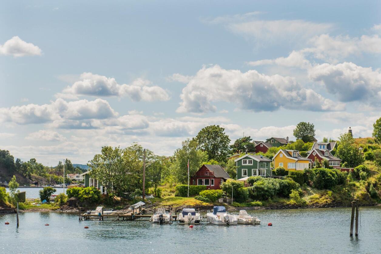 Hytter og fritidsboliger på Lindøya i indre Oslofjord i solskinn i julimåned. Foto: Fredrik Varfjell / NTB scanpix