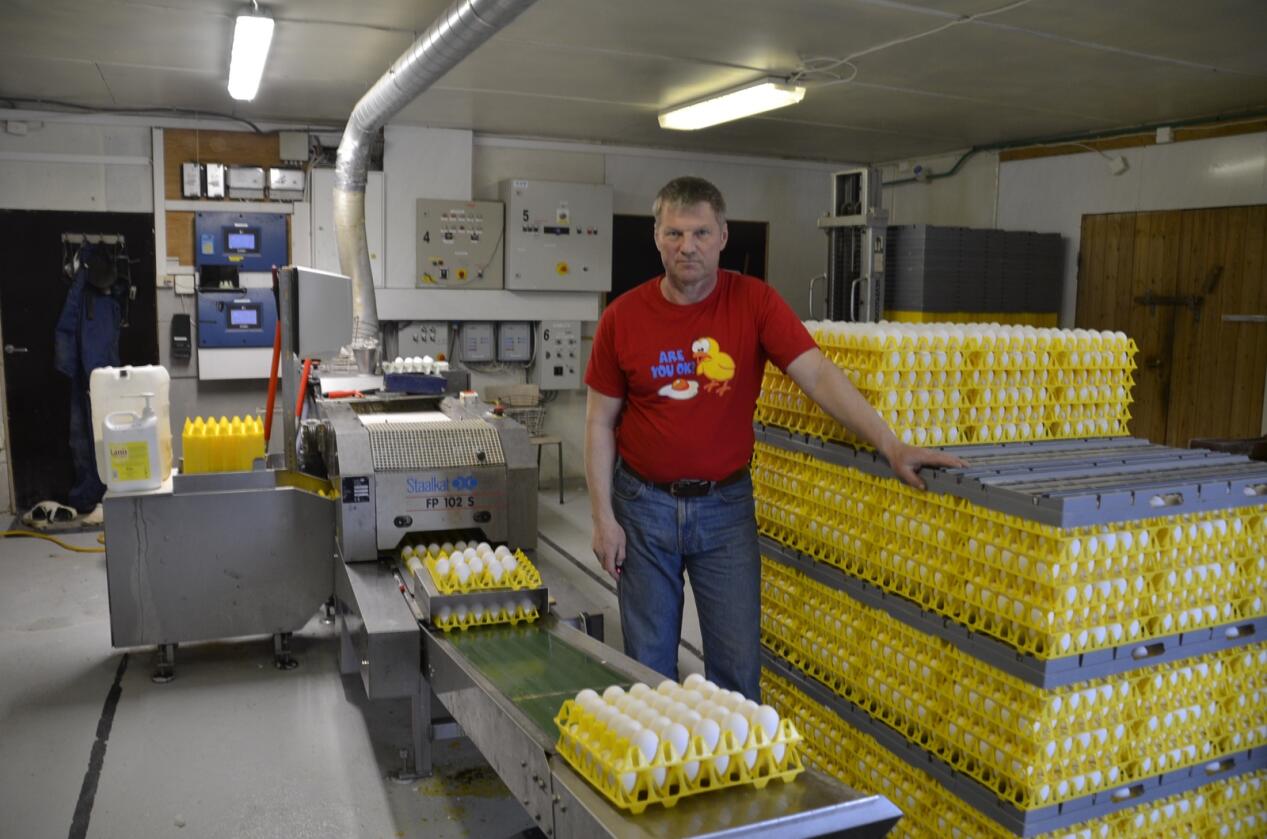 Svein Slåtsveen er eggprodusent i Finnmark og henger i en tynn tråd hvis EU får det som de vil. Foto: Privat. 