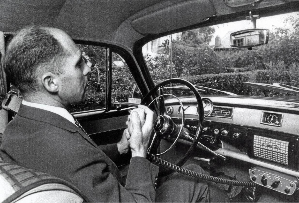 Mobil telegraf: Overingeniør John Ragnar Veastad – også kalt «mobiltelefonens far i Norge» – tester OLT-dekningen i Oslo i 1966. Foto: Arkiv