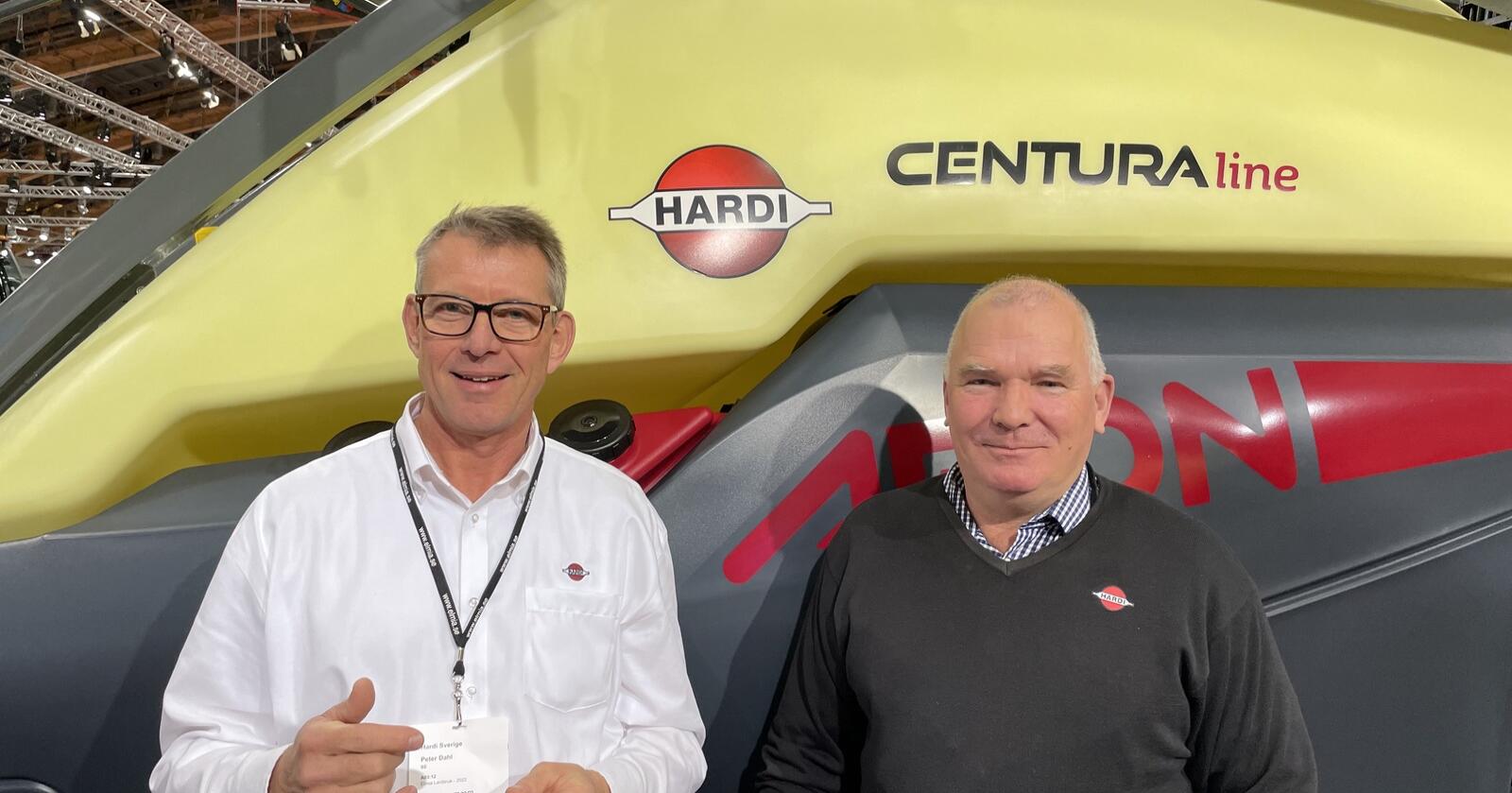 Peter Dahl, Sales Director Hardi North (t.v.) og Morten Smedsrud, regionssjef i Norge, er godt fornøyd med at Akershus Traktor blir eneforhandler for Hardi sprøyter i Norge.
