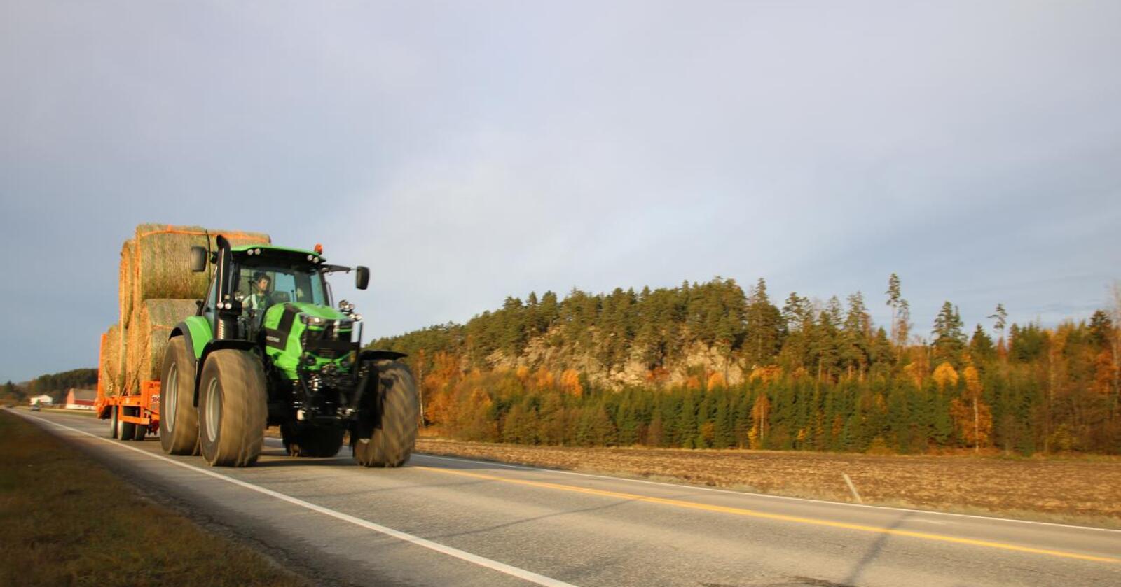 Rammes: Norges Bondelag forventer at CO₂-avgiftsøkningen på landbruksdiesel kompenseres seinere, som en del av jordbruksoppgjøret 2022. Noen kompensasjon for avgiftsøkningen er ikke lagt inn i regjeringas tilleggsproposisjon til statsbudsjettet. (Arkivfoto: Traktor)