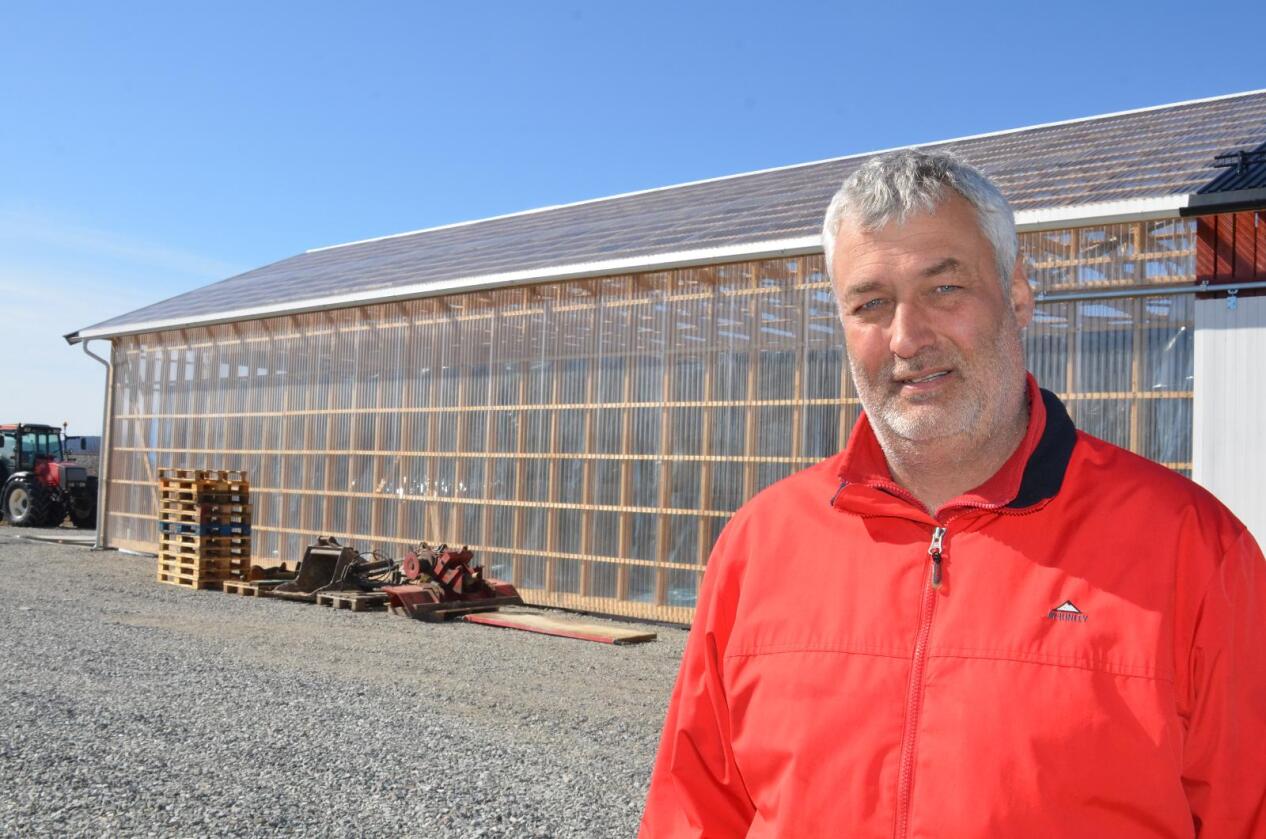 I fjor bygde Tom Brauter eget hus for lysgroing av settepotet, der sola er kilde til både lys og varme