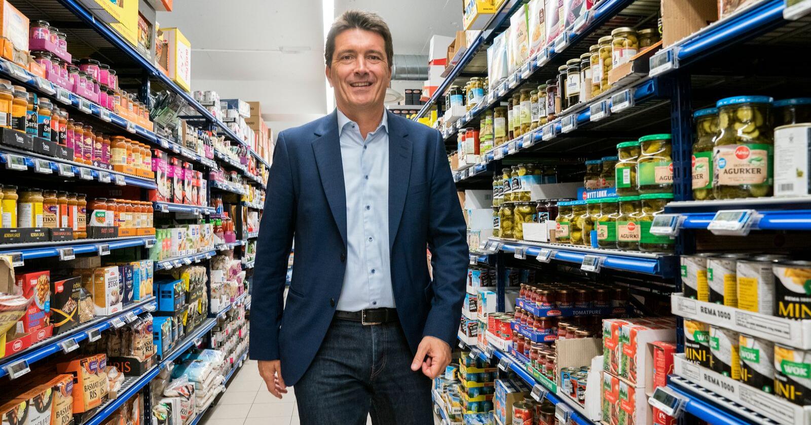 I de nye leverandørkontraktene vil Rema 1000 og administrerende direktør Ole Robert Reitan ekskludere Norges mest produserte kyllingrase fra butikkhyllene. Foto: Berit Roald / NTB
