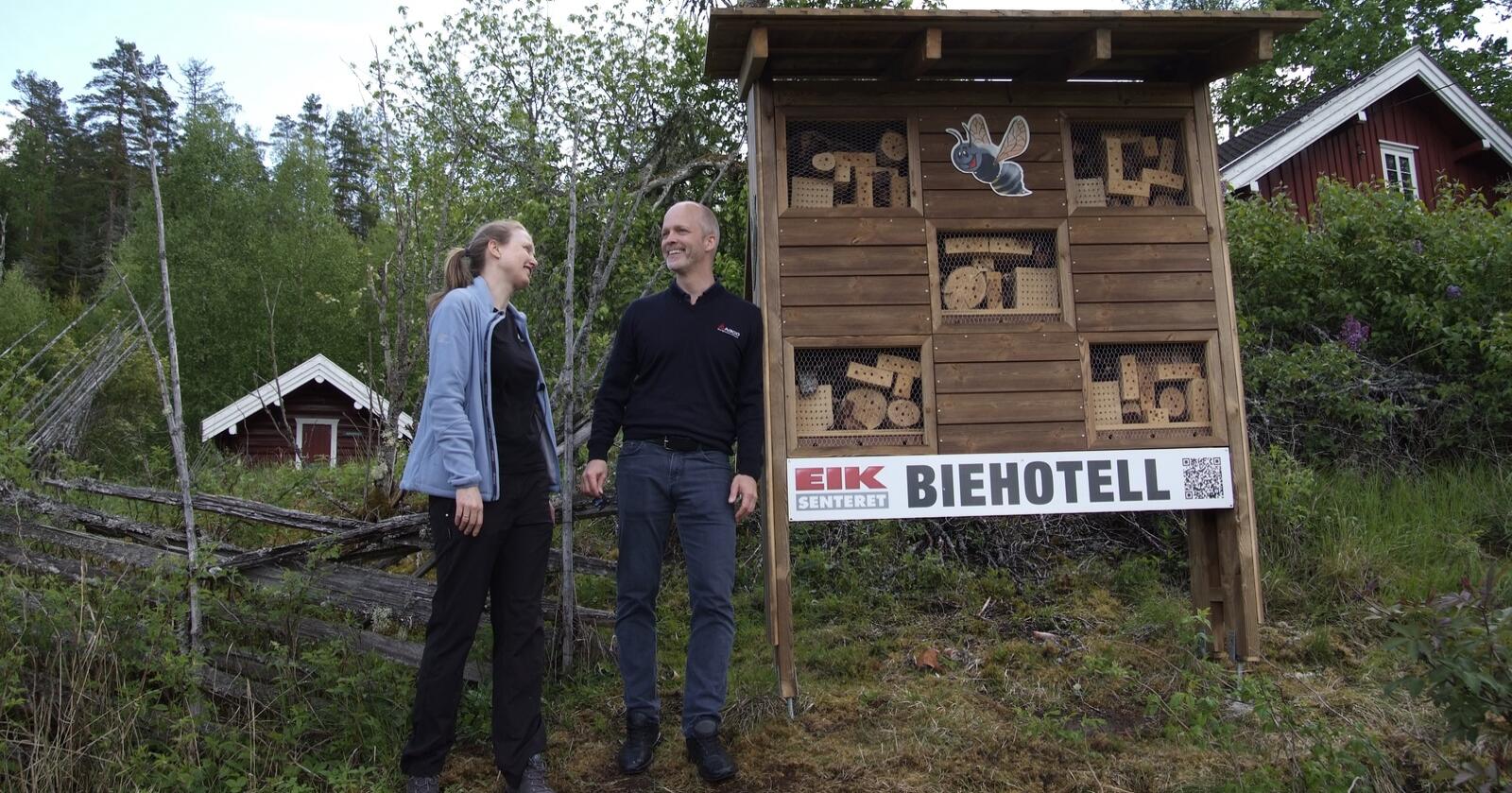 BIEHOTELL: Astrid Brekke Skrindo (NINA) og Henrik Fagerland (Eikmaskin) ved et av biehotellene som skal bidra til et lettere liv for biene og til økt pollinering. Foto: Beate Hurum Berg