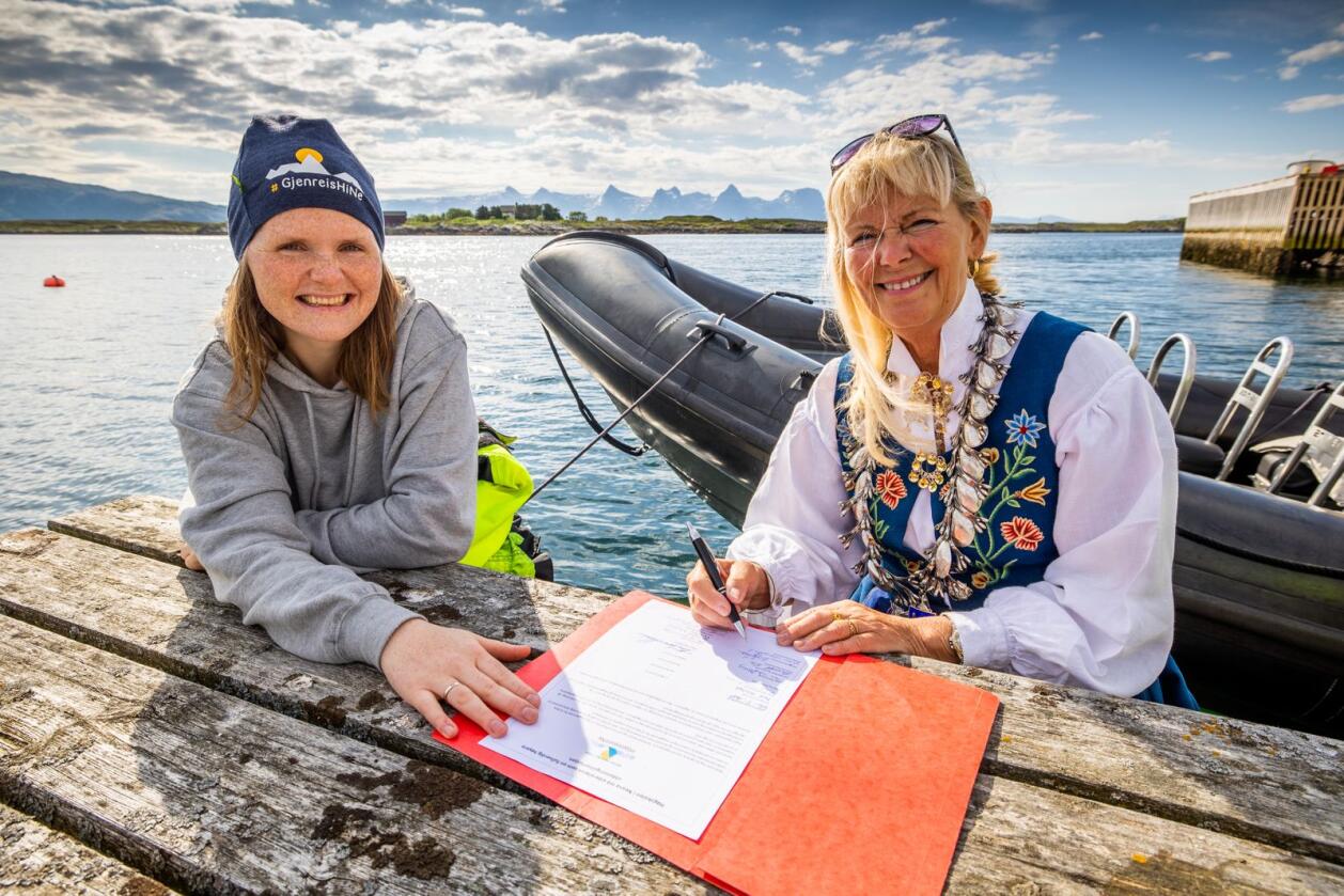 Jenny Myklebust og Elbjørg Larsen, ordførar i Herøy kommune i Nordland. Foto: Hans Petter Sørensen