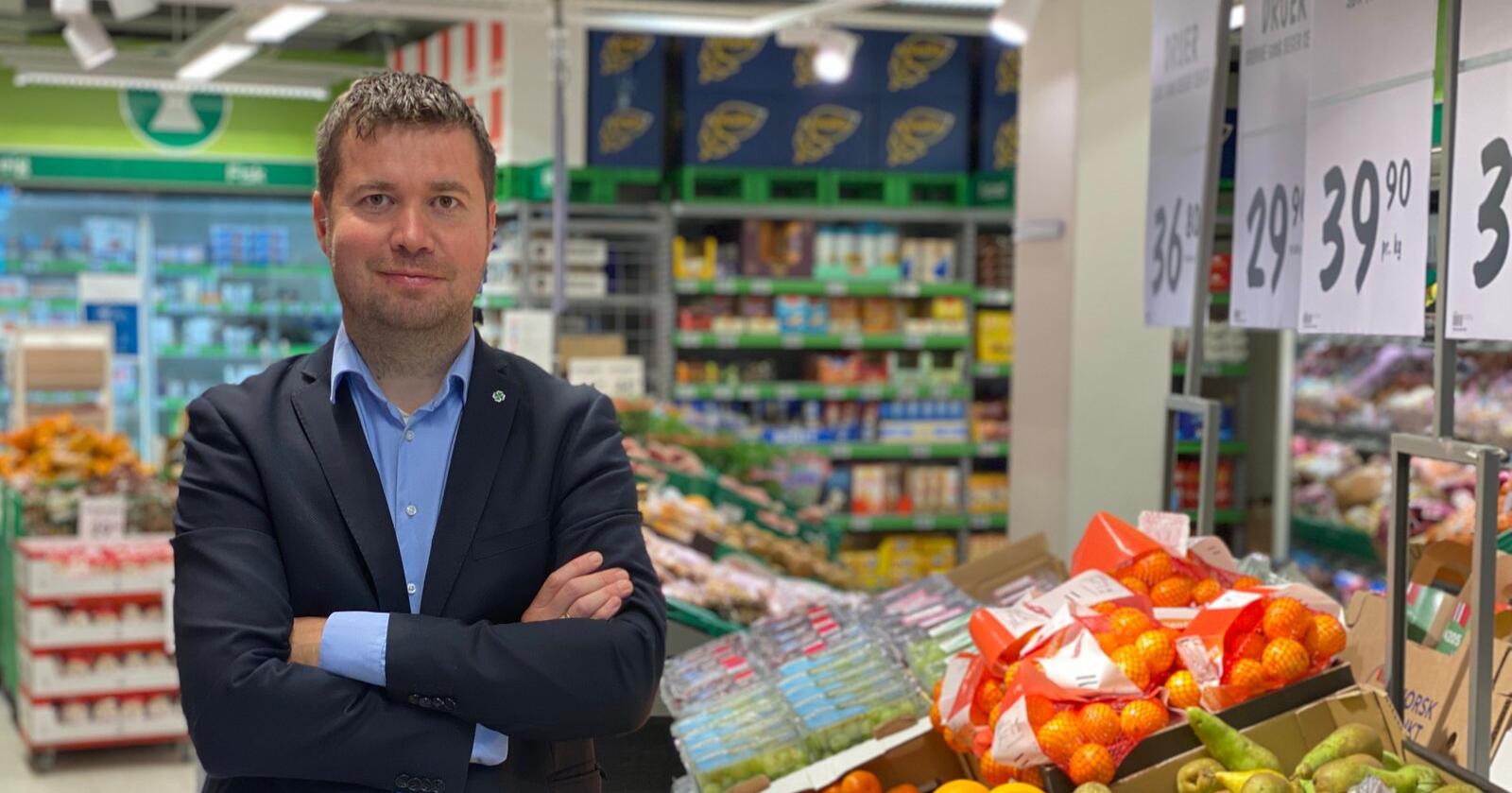 Geir Pollestad (Sp) varsler inngripende tiltak i dagligvarebransjen, og vil vurdere å bryte opp en av kjedene. Foto: Morten Helliesen