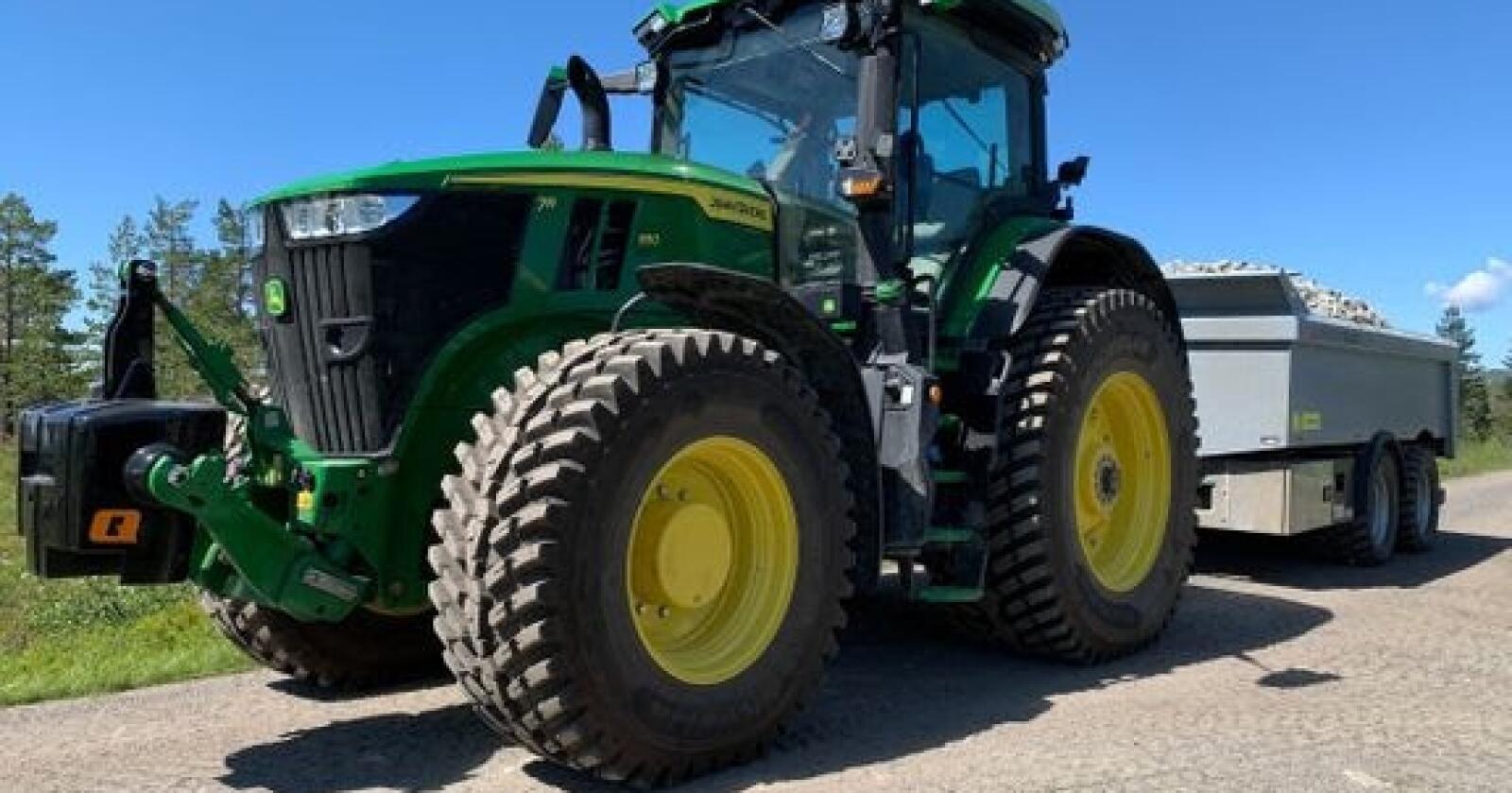 Årets traktor: Oppgraderte John Deere 7R.350 dro i land den gjeveste prisen. De største traktorene i 7R serien leverer mer effekt enn de minste i 8R-serien, slik at kjøpere kan velge mellom en mindre, og mer smidig traktor, eller en enda tyngre og større modell med samme effekten.