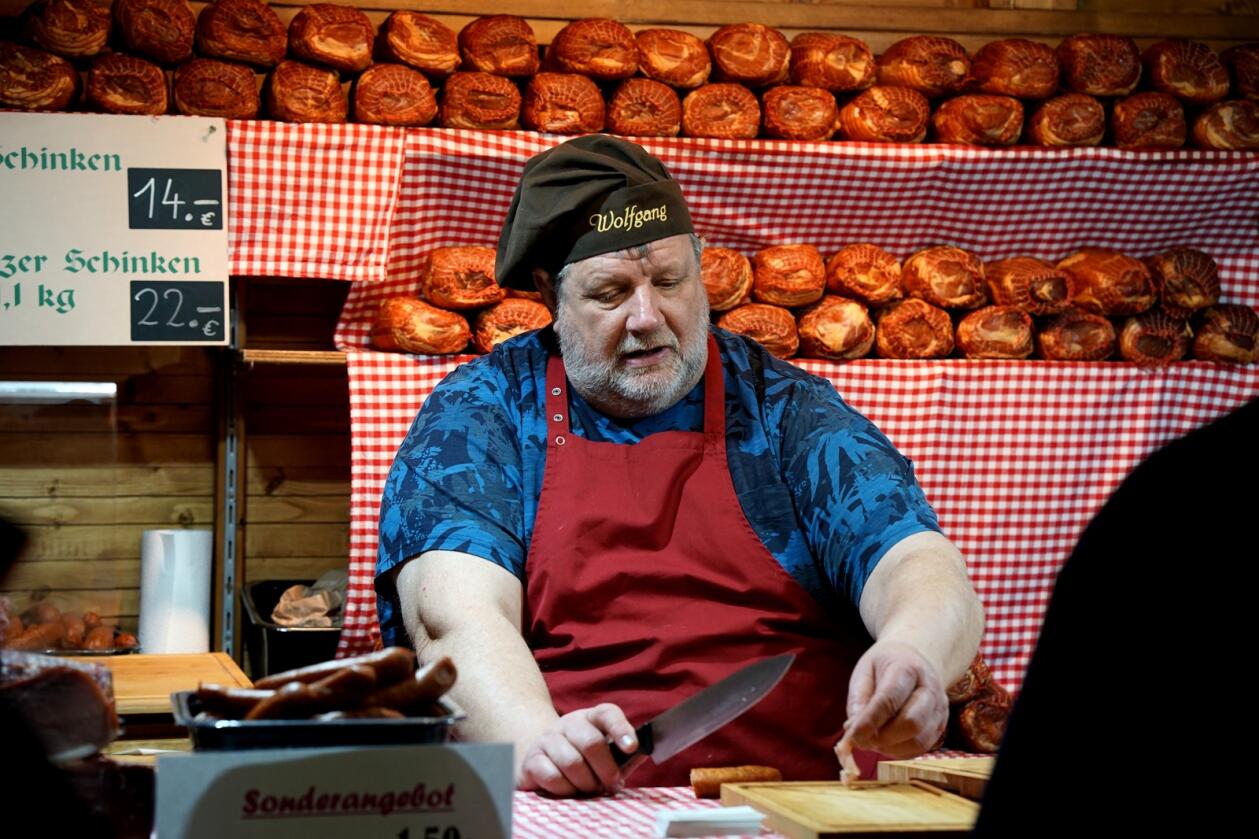 Belgisk skinke deles ut til folk som vil smake. Alle foto: Lars Bilit Hagen