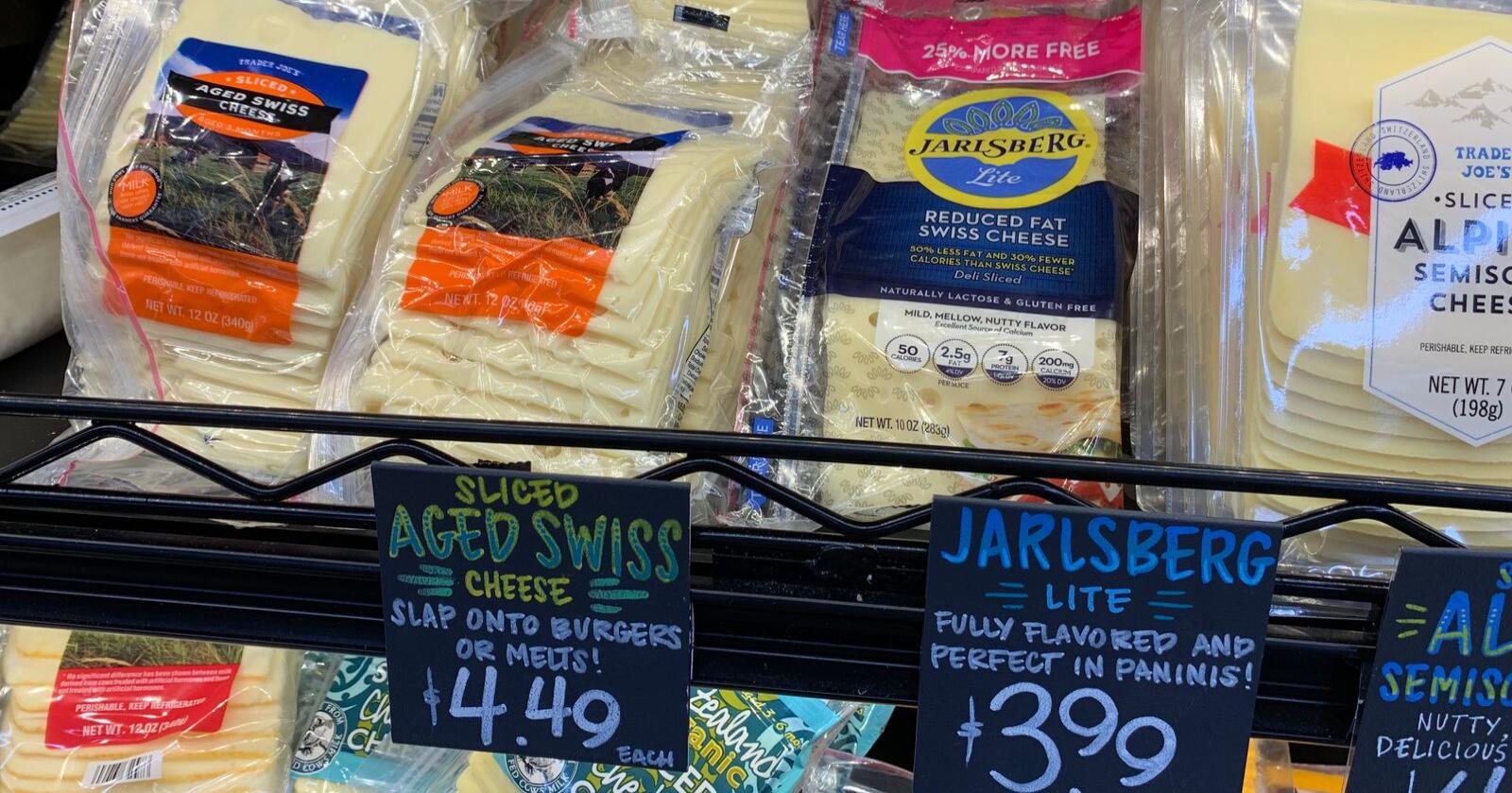 Jarlsberg ligger side om side med andre oster i denne dagligvarebutikken i New York. Styret i Tine har gitt konsernsjef Gunnar Hovland i Tine har fått i oppdrag å skape en ny internasjonal ostesuksess. (Foto: Linda Sunde)