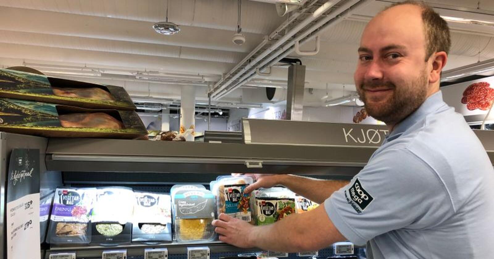 Vekst: Kjetil Sveen fyller på med Coop Vegetardag-produkter på Coop Mega Nydalen. Produktene er i sterk vekst, forteller Harald Kristiansen i Coop. (Foto: Coop)