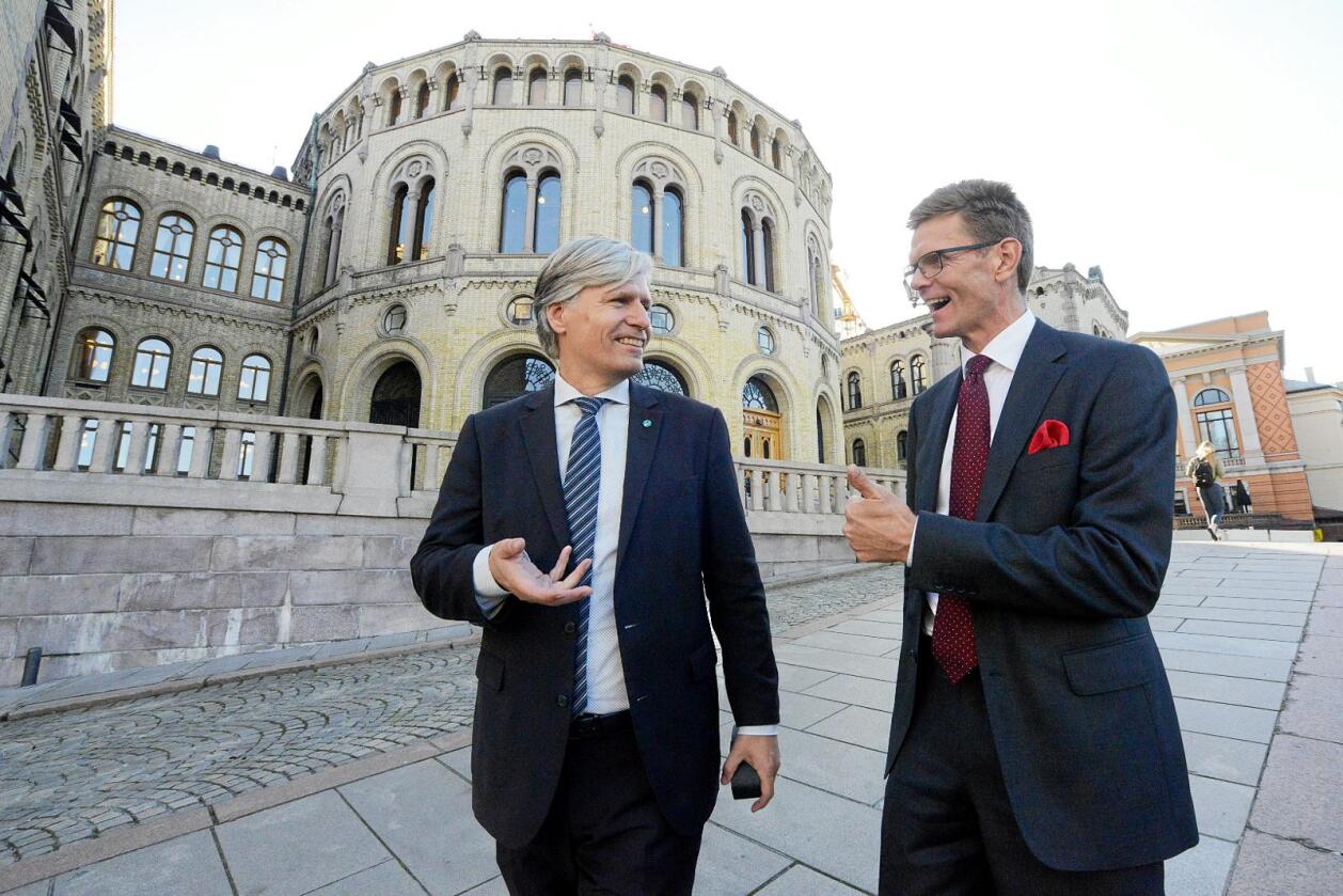 Optimister: Venstre, her representert ved nestlederne Ola Elvestuen (til venstre) og Terje Breivik, har ikke mistet all tro på en sentrums-høyre-regjering, det partiet kaller en «blågrønn» regjering. Foto: Siri Juell Rasmussen