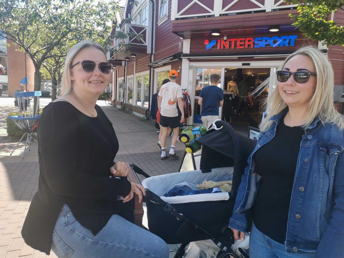 Rebecca og Anniken Gård er blant innbyggerne som ønsker gamle Søgne kommune tilbake. Foto: Andrea Ånestad