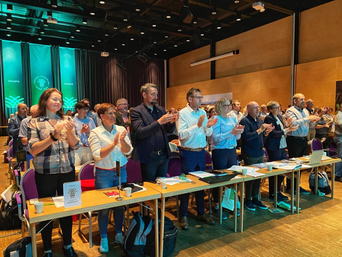 Sandra Borch var blant venner da hun besøkte Bondetinget på Lillehammer denne uka. Hun fikk stående applaus under sitt foredrag torsdag morgen. Foto: Camilla Mellemstrand