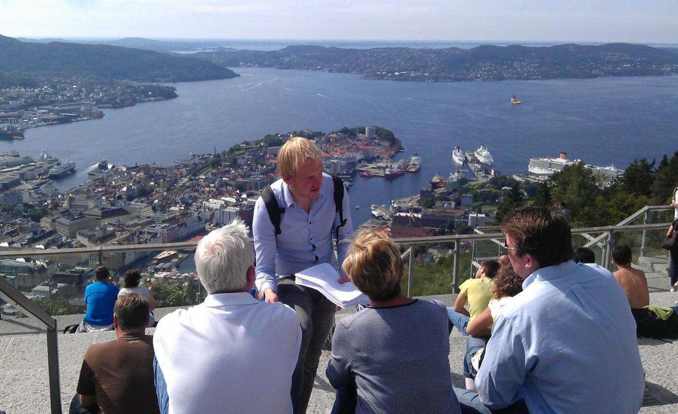Rouven Doran samler inn data blant turister på Fløyen. Foto: Universitetet i Bergen / NTB scanpix