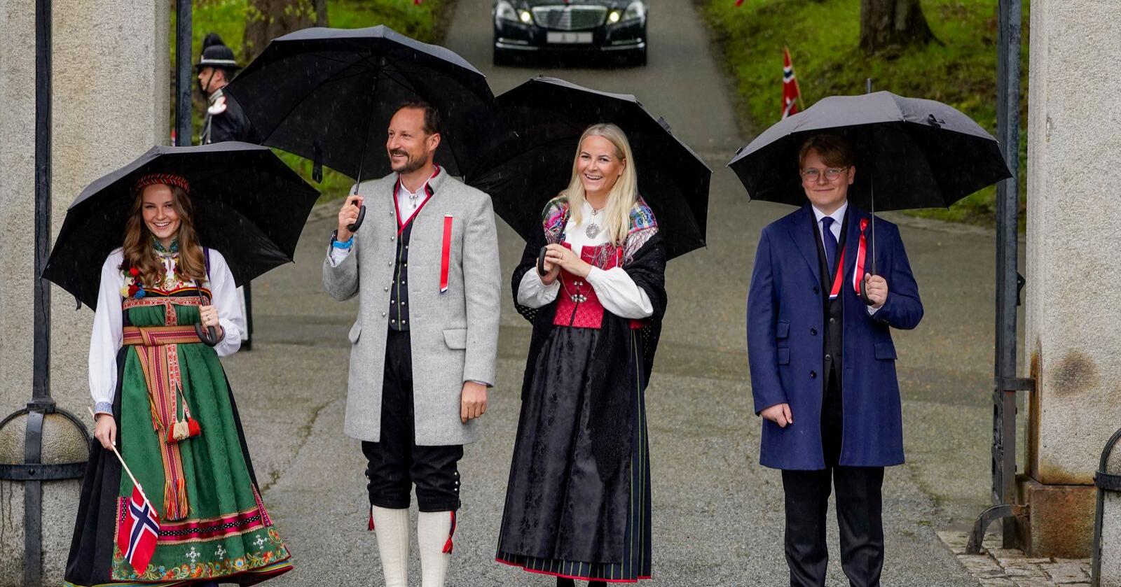 Prinsesse Ingrid Alexandra, kronprins Haakon, kronprinsesse Mette-Marit og prins Sverre Magnus under 17. mai feiring  på Skaugum i Asker. Bunader er lengelevende og burde ses på som bærekraftig. Foto: Lise Åserud / POOL / NTB
