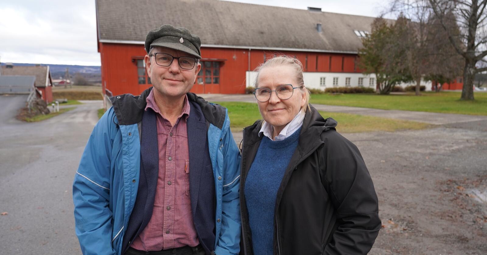 Thomas Cottis, høyskolelektor i klima og landbruk, og Lilja Søberg, høyskolelektor i ernæring, mat og helse, mener det vil være bra for både mennesker og planeten hvis kjøttforbruket i Norge reduseres dramatisk. Foto: Camilla Mellemstrand. 