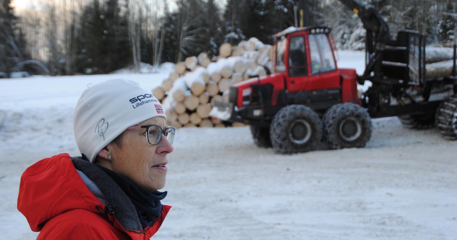 Hanne Østby Velure er skogeier og fikk store skader etter stormen høsten 2021. Hun angrer på at hun ikke hadde forsikring, men høye tømmerpriser hindrer krise. Foto: Lars Bilit Hagen