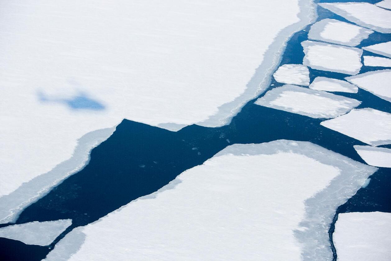 Smelter: Is på en av fjordene på Svalbard. Svalbard og Arktis er det område i verden hvor klimaendringene merkes mest og først.Foto: Tore Meek / NTB scanpix