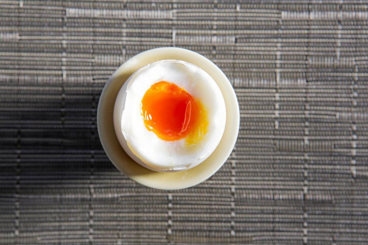 Egg: Det er et paradoks at vi i Norge må kaste tonnevis med frisk mat fordi EU-landene sliter med salmonella i sine egg. Foto: NTB scanpix