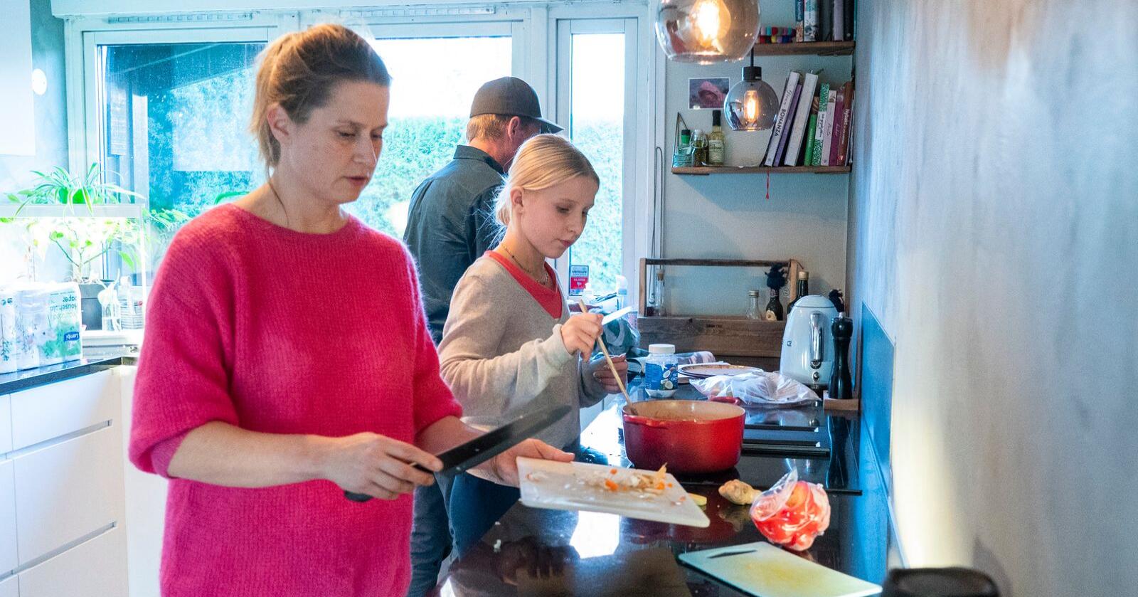 MIDDAGSTID: Det er ofte hektisk rundt middagstid hos familien Berg/Løkkeberg. Pernille Berg vil helst at maten skal være både sunn, billig og rask å lage. Foto: Terje Pedersen / NTB 