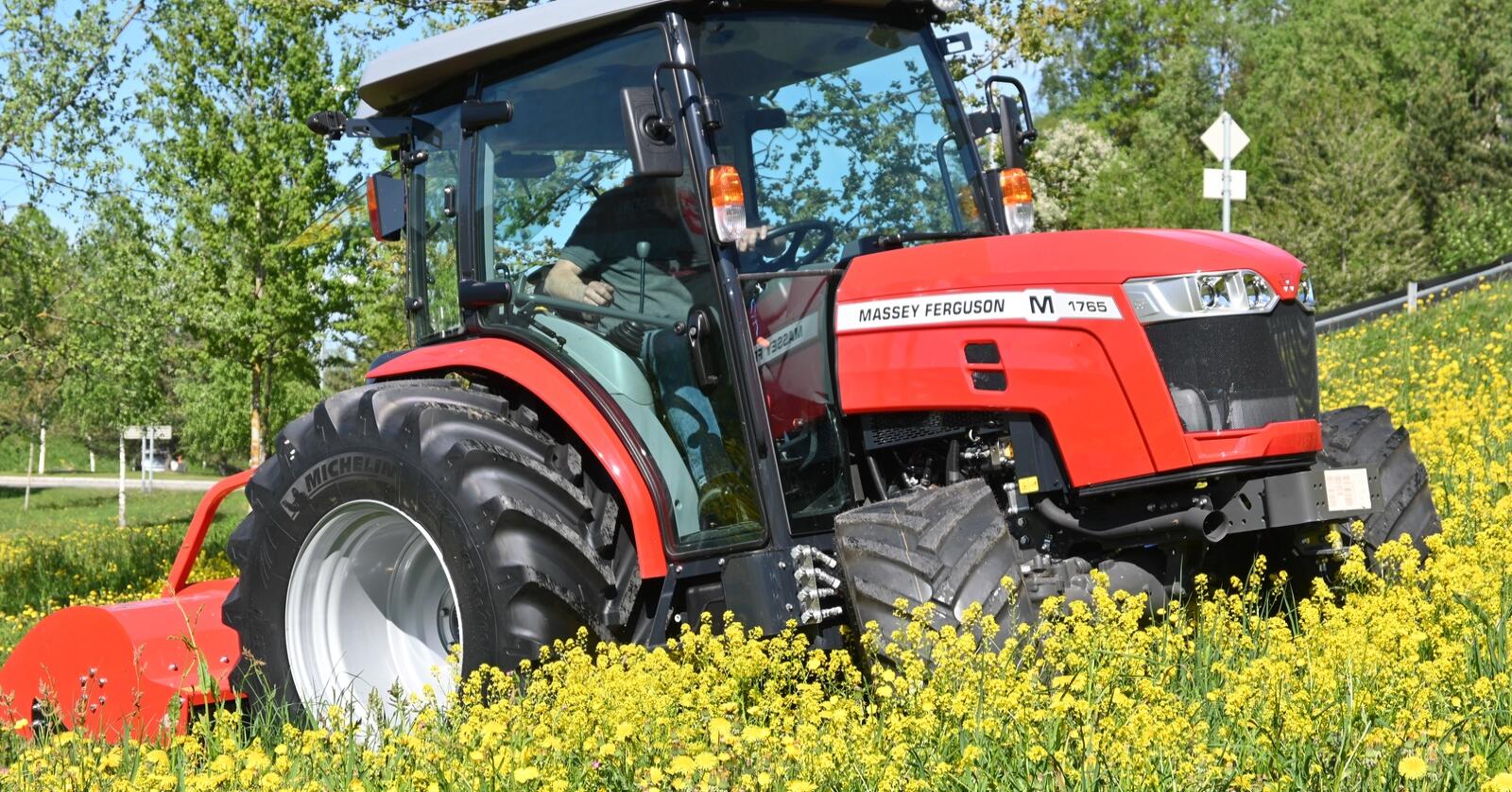 Bærekraftig: Med en vekt på bare 2 440 kilo og dekk med bredde på 600 millimeter bak og 420 millimeter foran, er dette traktoren for bæresvak mark.