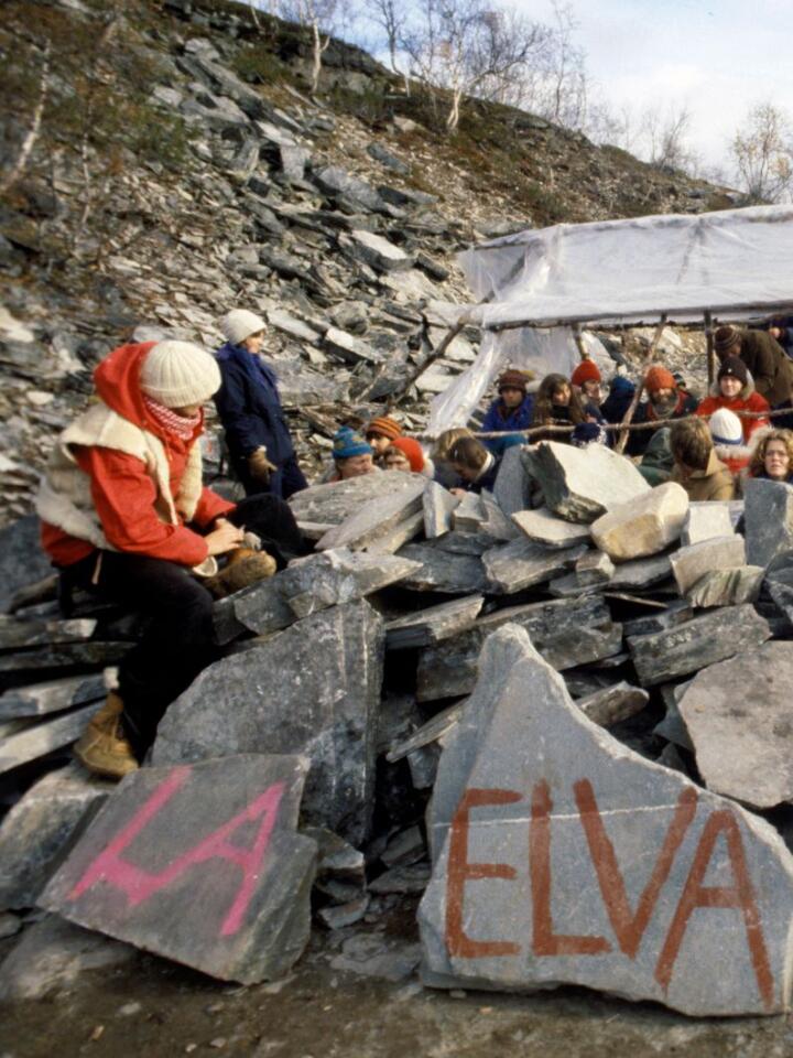 Finnmarksvidda 1979: Demonstrasjon mot utbyggingen av Alta-Kautokeino-vassdraget. Flere hundre mennesker har slått leir ved nullpunktet i Stilla for å hindre anleggsarbeidet  og kraftutbyggingen. Parolen "La elva leve" er malt på steiner. Foto Erik Thorberg / NTB/ NPK