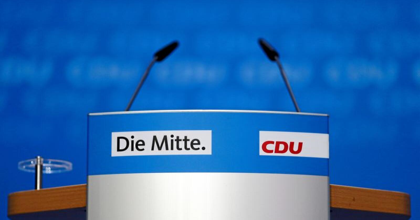 Slagordet "Sentrum" og partinavnet "CDU" står skrevet på Angela Merkels talerstol under en pressekonferanse i Berlin 29. oktober. Foto:  Markus Schreiber / AP / NTB Scanpix