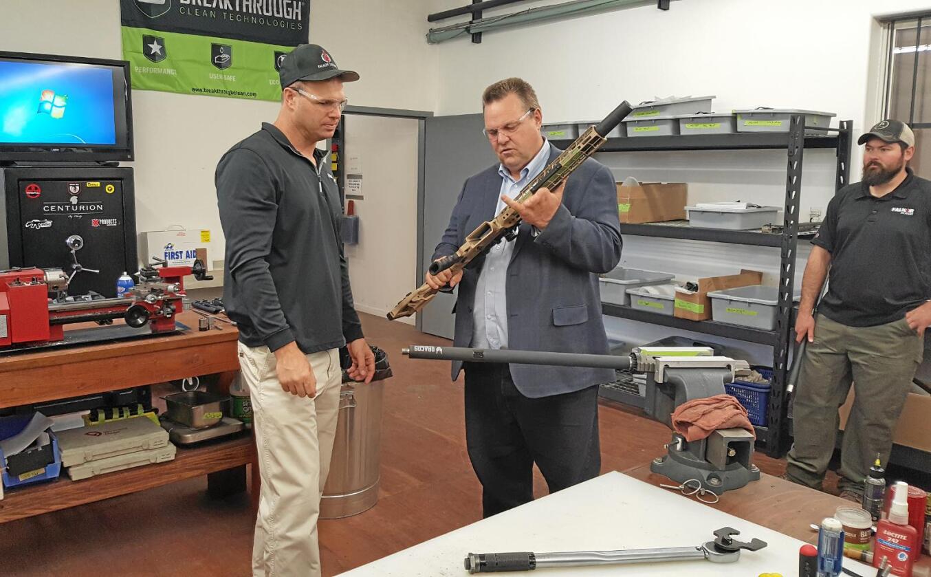 Jaktentusiast: Senator Jon Tester (t.h.), her på besøk hos våpenprodusenten Falkor, vil bekjempe skrantesyke av hensyn til jegere. Foto: US Senate