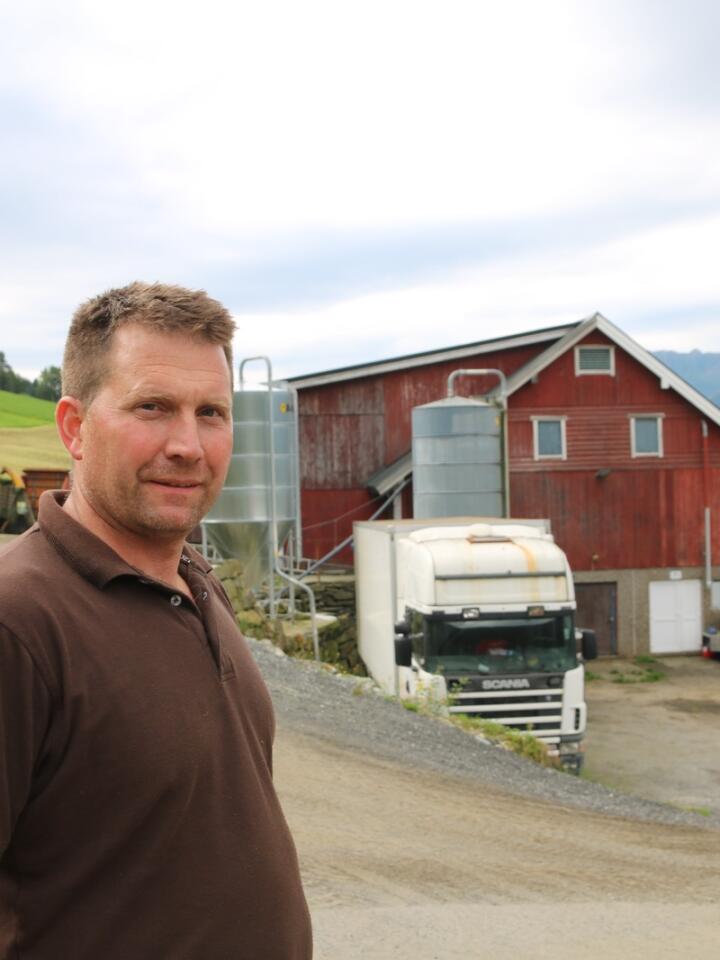 PLANEN: Olav Helge Svår, melkeprodusent Hornindal i Møre og Romsdal, fortsetter med båsfjøs noen år til, men planen er etter hvert å bygge på ei løsdriftsavdeling på baksida av fjøset. 